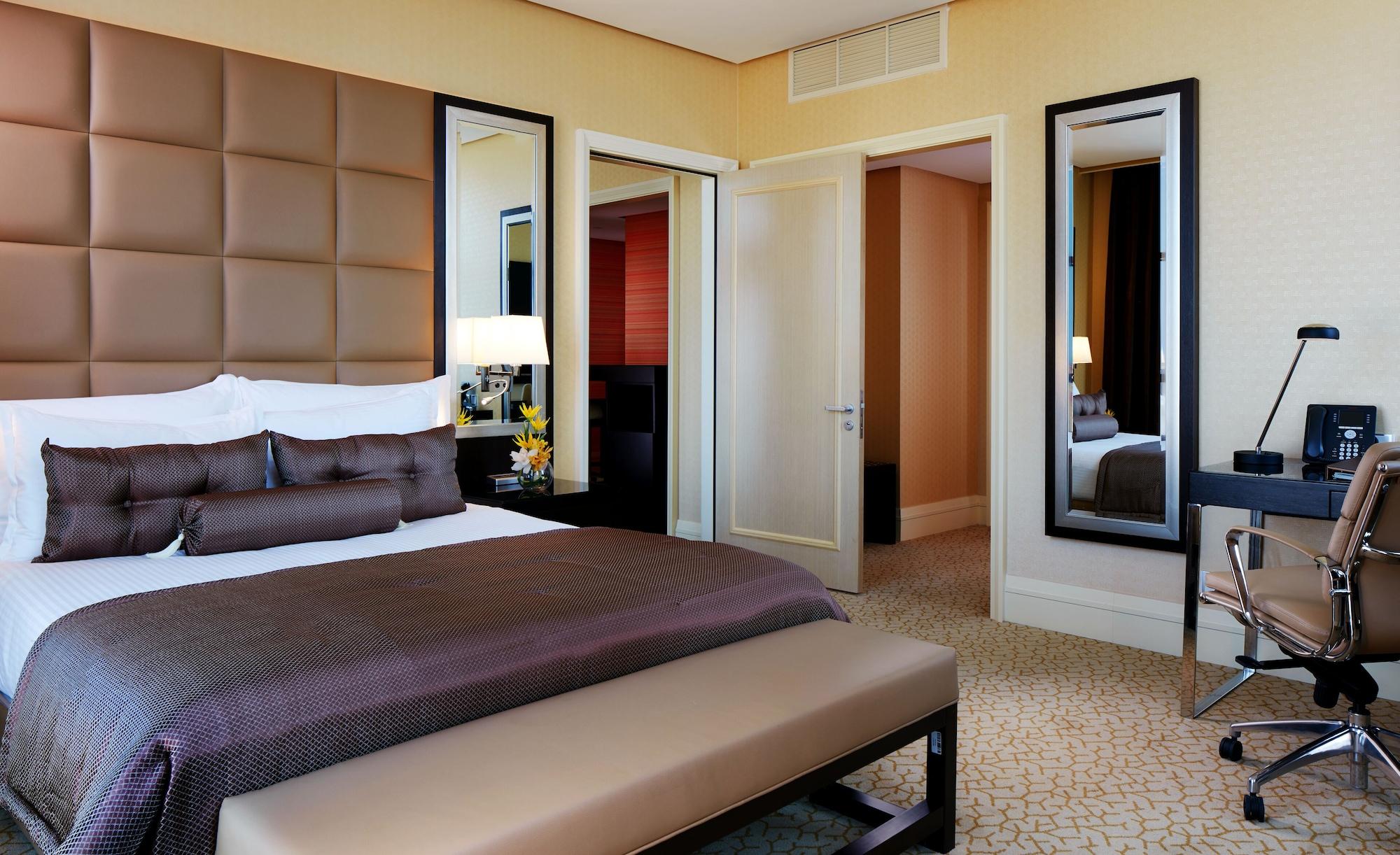 Millennium Hotel & Convention Centre Kuwait Кувейт Экстерьер фото A bedroom at the Ritz-Carlton, Dubai