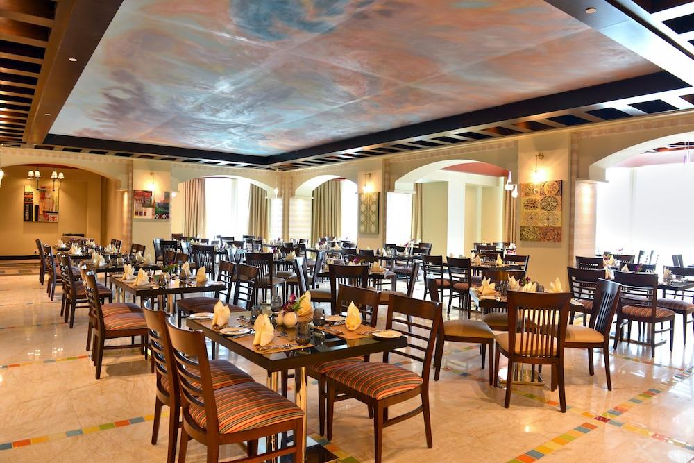 Millennium Hotel & Convention Centre Kuwait Кувейт Экстерьер фото The restaurant