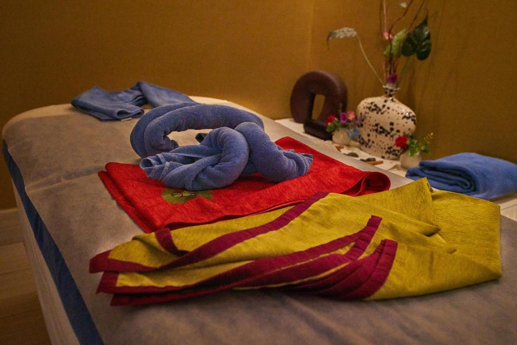 Millennium Hotel & Convention Centre Kuwait Кувейт Экстерьер фото A massage bed