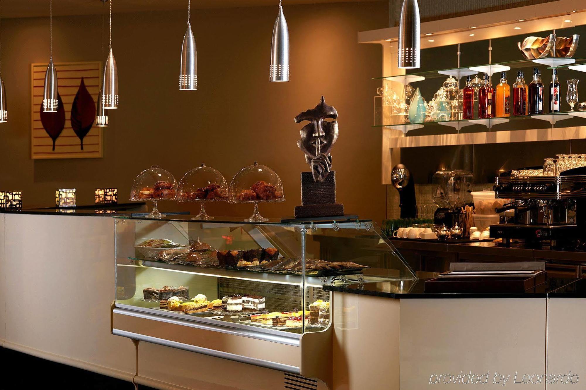 Millennium Hotel & Convention Centre Kuwait Кувейт Экстерьер фото A pastry display case